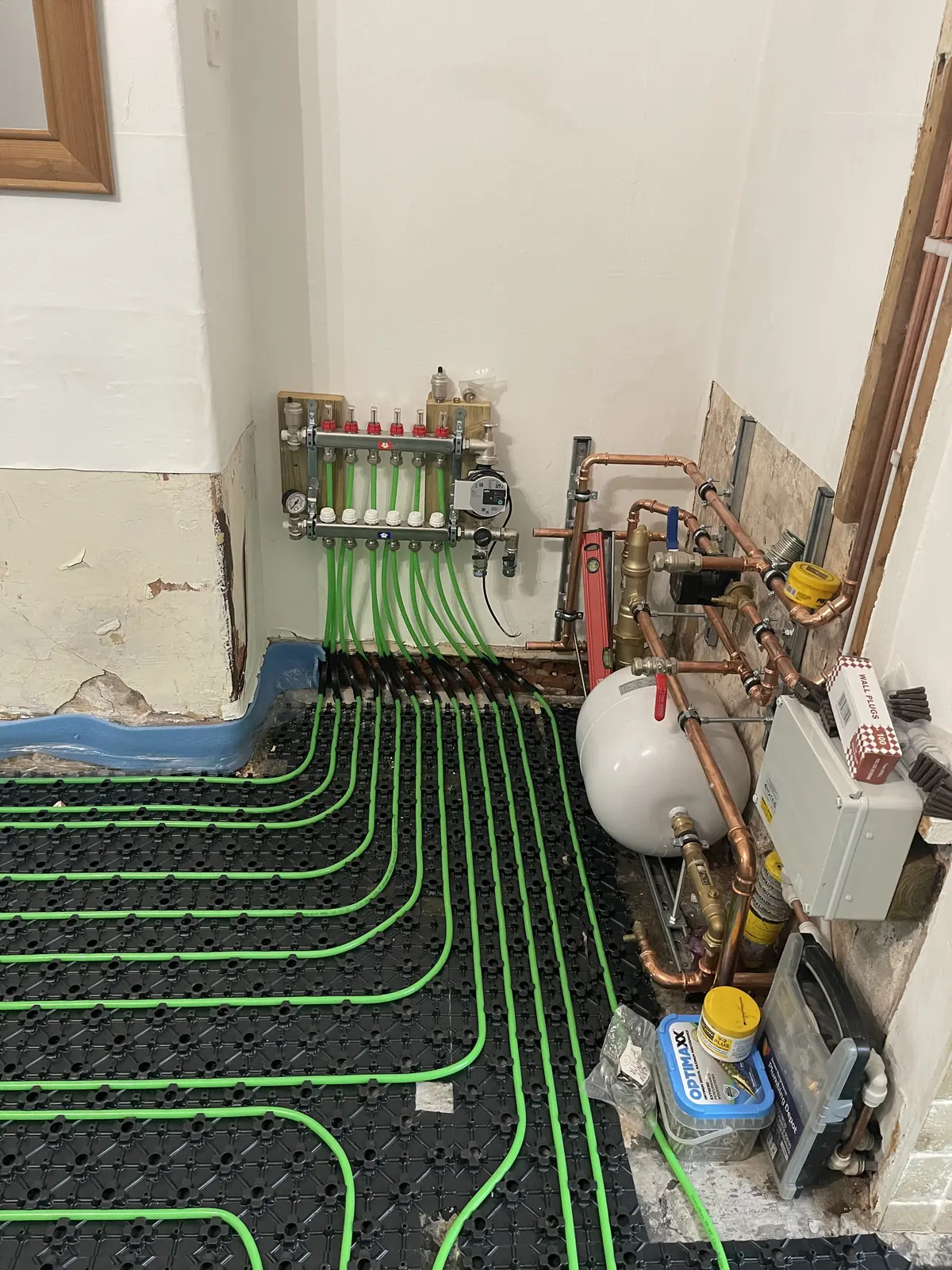 Brass underfloor heating manifold with flow meters